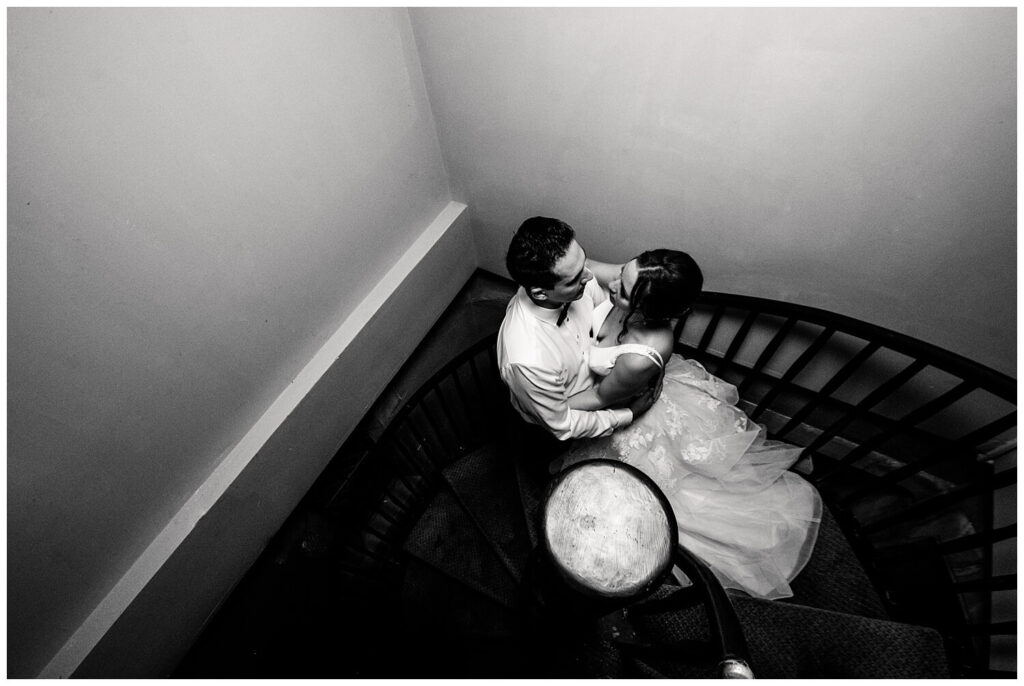bride and groom black and white photo on steps at glenmoor country club in canton ohio